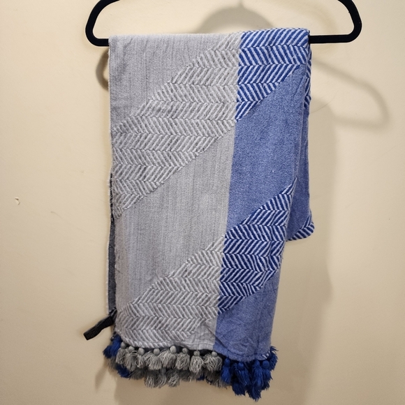 VINCE CAMUTO 2 TONES large Tassel acrylic scarf - Picture 2 of 8